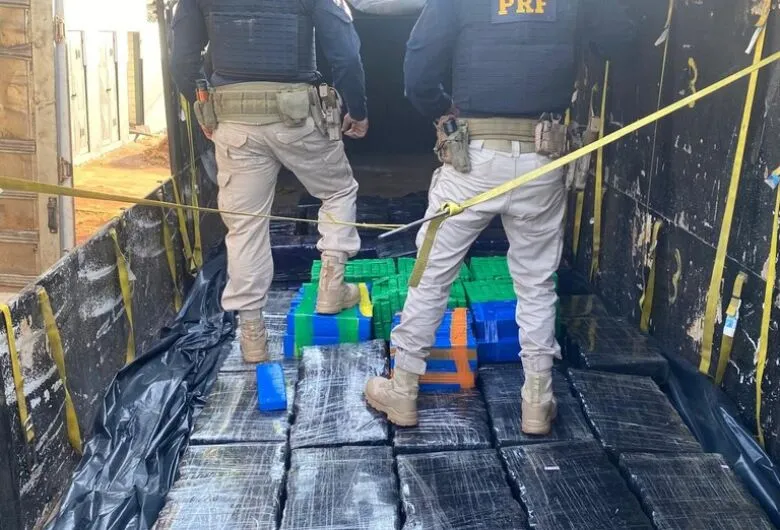 Dupla é Detida Transportando Mais de 2 Toneladas de Maconha em Caminhão na BR-163
