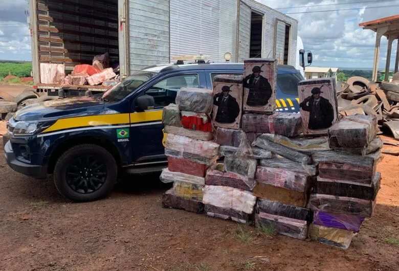 Caminhão Baú é Apreendido com Grande Quantidade de Maconha em Meio a Pneus Usados na MS-164